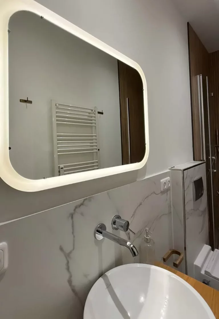 Fliesenleger Stefans Allrounder aus Berlin. Badsanierungs Projekt mit weißen Marmor-Optik Großformatfliesen.